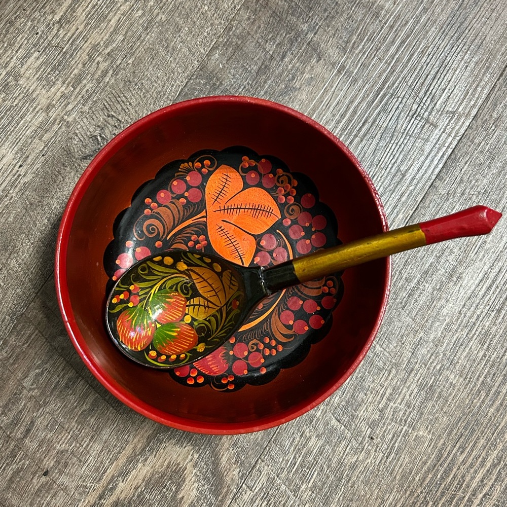 Russian Lacquer Bowl and Spoon - Picture 9 of 10